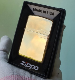 Bật Lửa Zippo Made In U.S.A Vàng Trơn Bóng Classic