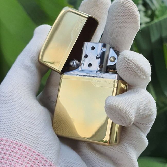 Bật Lửa Zippo Made In U.S.A Vàng Trơn Bóng Classic