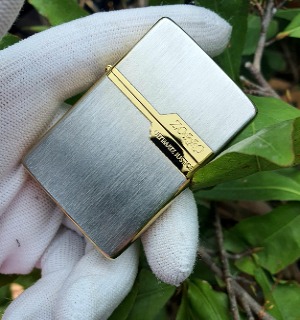 Bật Lửa Zippo ͏Zo͏r͏r͏o 2 Mộc Đáy Mạ Vàng Phay Xước ( Xài Xăng - Có Hộp )