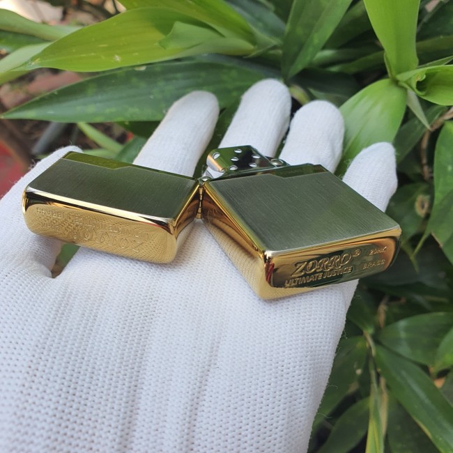 Bật Lửa Zippo ͏Zo͏r͏r͏o 2 Mộc Đáy Mạ Vàng Phay Xước ( Xài Xăng - Có Hộp )