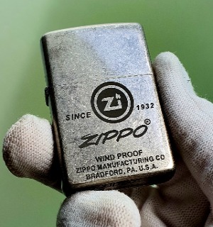 Bật Lửa Zippo Bạc Cổ Xi Bụi Logo Chữ Xéo 1932 Đời La Mã H-IV