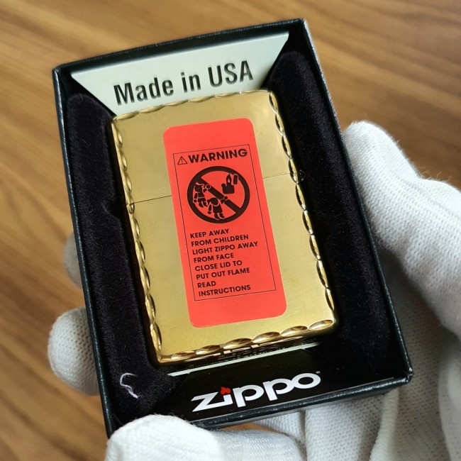 Bật Lửa Zippo Vàng Đồng Trơn Viền Vàng Đời La Mã E-XIII Mộc Đáy Ngược