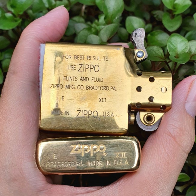 Bật Lửa Zippo Vàng Đồng Trơn Viền Vàng Đời La Mã E-XIII Mộc Đáy Ngược