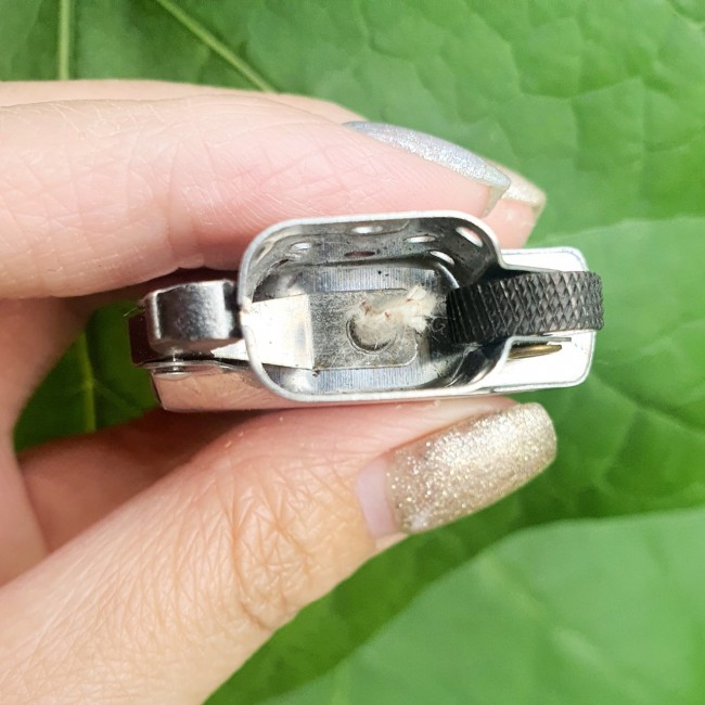 Ruột Zippo Loại Xịn Đời 19 Bánh Xe Xéo Xỏ Chỉ - Không Kèm Vỏ Zippo