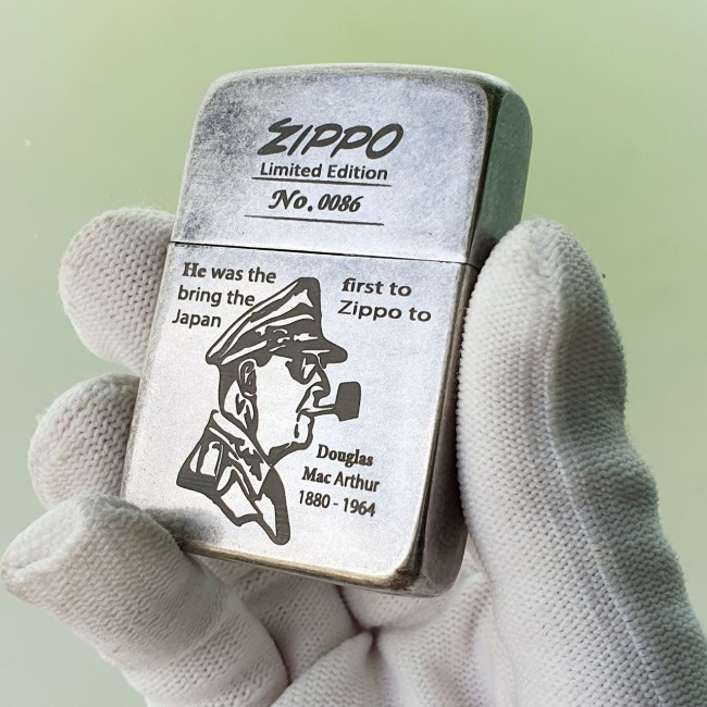 Bật Lửa Zippo Bạc Cổ Đại Tướng Mỹ Góc Bo Tròn Ruột Tráng Men Màu Đen Đáy Dập Đời 3 Gạch Xéo 1977 - C