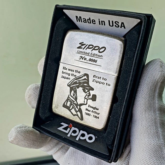 Bật Lửa Zippo Bạc Cổ Đại Tướng Mỹ Góc Bo Tròn Ruột Tráng Men Màu Đen Đáy Dập Đời 3 Gạch Xéo 1977 - C