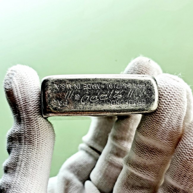 Bật Lửa Zippo Bạc Cổ Đại Tướng Mỹ Góc Bo Tròn Ruột Tráng Men Màu Đen Đáy Dập Đời 3 Gạch Xéo 1977 - C