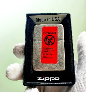 Bật Lửa Zippo Bạc Cổ Góc Bo Tròn Ruột Tráng Men Màu Đen Đáy Dập Đời 3 Gạch Xéo 1977