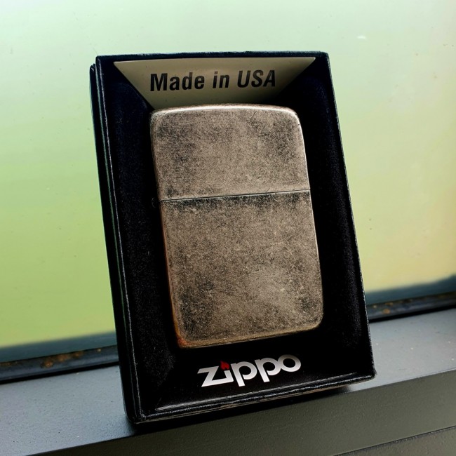 Bật Lửa Zippo Bạc Cổ Góc Bo Tròn Ruột Tráng Men Màu Đen Đáy Dập Đời 3 Gạch Xéo 1977