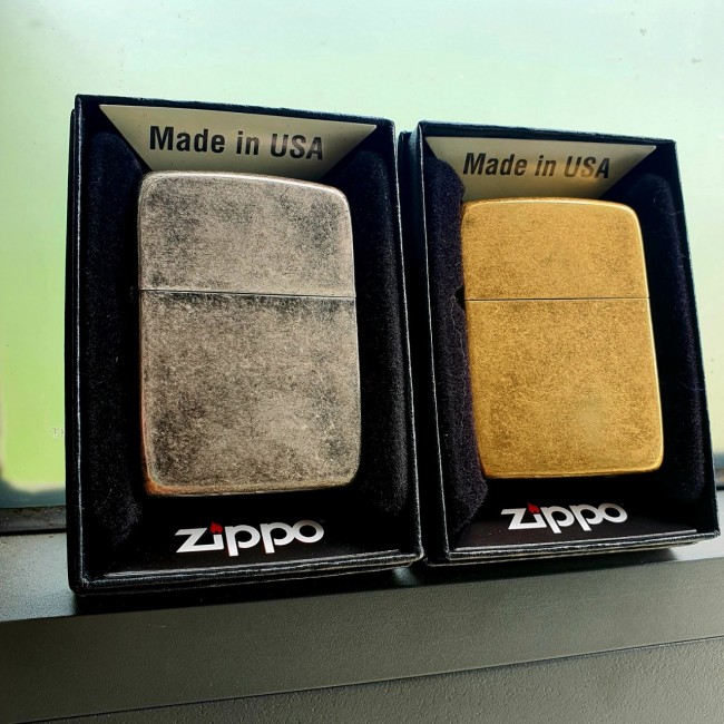 Bật Lửa Zippo Bạc Cổ Góc Bo Tròn Ruột Tráng Men Màu Đen Đáy Dập Đời 3 Gạch Xéo 1977