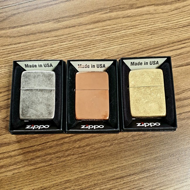 Bật Lửa Zippo Bạc Cổ Góc Bo Tròn Ruột Tráng Men Màu Đen Đáy Dập Đời 3 Gạch Xéo 1977