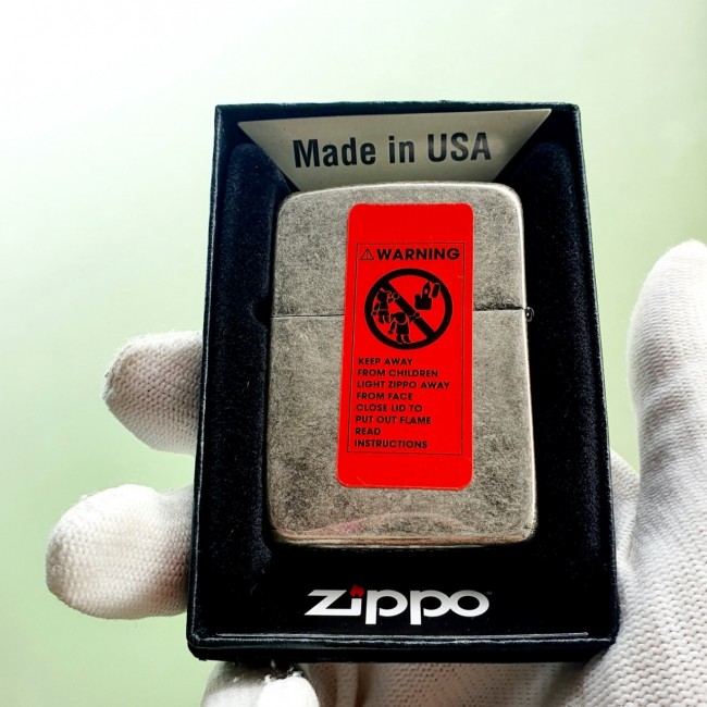 Bật Lửa Zippo Bạc Cổ Góc Bo Tròn Ruột Tráng Men Màu Đen Đáy Dập Đời 3 Gạch Xéo 1977