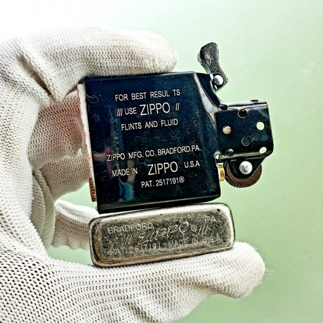 Bật Lửa Zippo Bạc Cổ Góc Bo Tròn Ruột Tráng Men Màu Đen Đáy Dập Đời 3 Gạch Xéo 1977