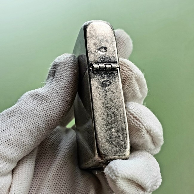 Bật Lửa Zippo Bạc Cổ Góc Bo Tròn Ruột Tráng Men Màu Đen Đáy Dập Đời 3 Gạch Xéo 1977