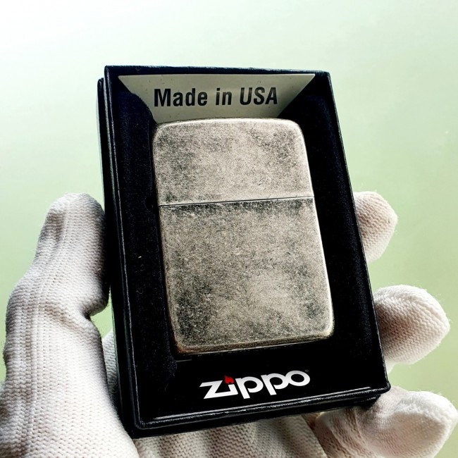 Bật Lửa Zippo Bạc Cổ Góc Bo Tròn Ruột Tráng Men Màu Đen Đáy Dập Đời 3 Gạch Xéo 1977