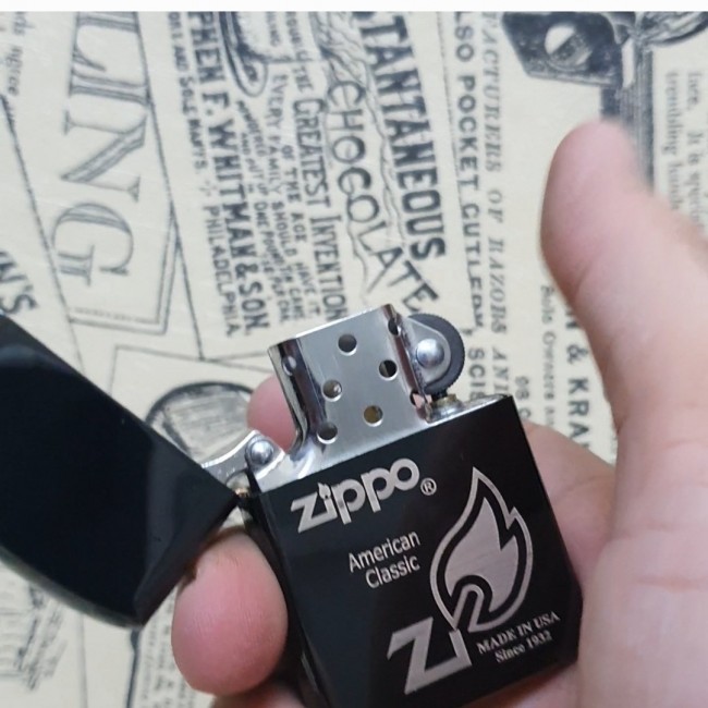 Bật Lửa Zippo Đen Bóng American Classic Đời La Mã E2000-XVI ( Có Tem Đỏ ) KHÔNG KÈM HỘP ZIPPO