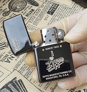 Bật Lửa Zippo Đen Bóng Manufacturing 1932 Đời La Mã E2000-XVI ( Có Tem Đỏ ) KHÔNG KÈM HỘP ZIPPO