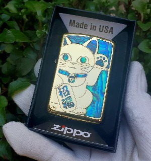 Bật Lửa Zippo Khảm Xà Cừ Mèo Thần Tài ( Zippo Armor Vỏ Dày Đời 22 ) - Có Hộp - Tem Đỏ