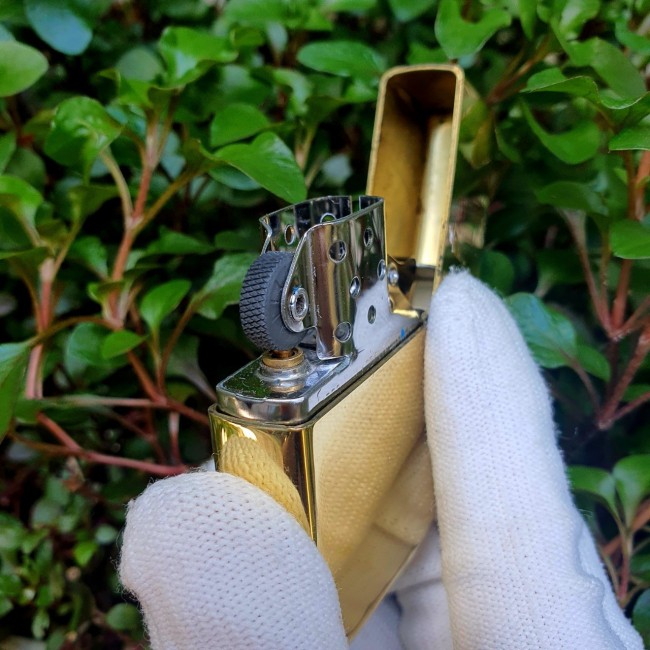 Bật Lửa Zippo Khảm Xà Cừ Mèo Thần Tài ( Zippo Armor Vỏ Dày Đời 22 ) - Có Hộp - Tem Đỏ