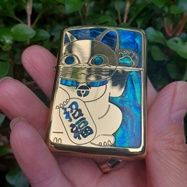 Bật Lửa Zippo Khảm Xà Cừ Mèo Thần Tài ( Zippo Armor Vỏ Dày Đời 22 ) - Có Hộp - Tem Đỏ