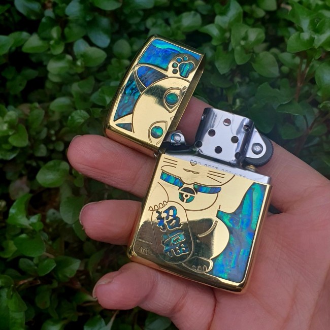 Bật Lửa Zippo Khảm Xà Cừ Mèo Thần Tài ( Zippo Armor Vỏ Dày Đời 22 ) - Có Hộp - Tem Đỏ