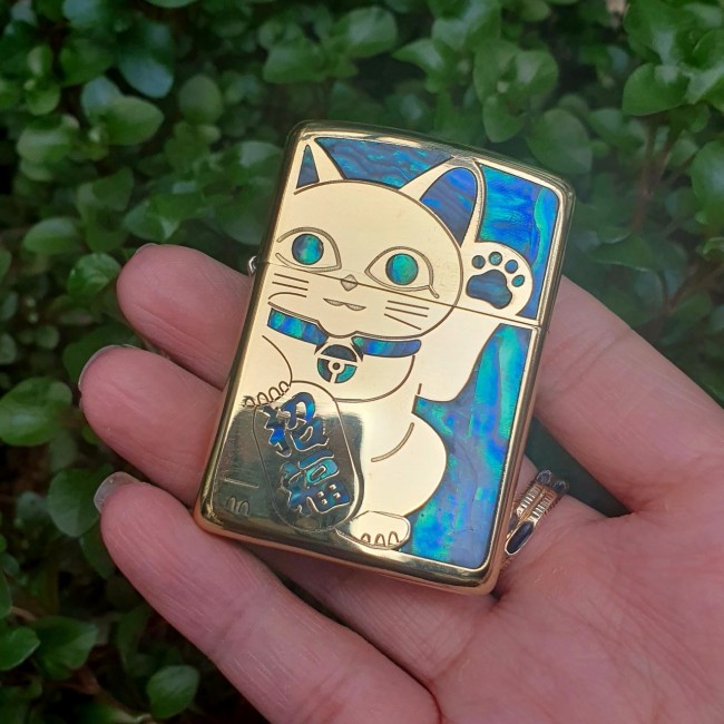 Bật Lửa Zippo Khảm Xà Cừ Mèo Thần Tài ( Zippo Armor Vỏ Dày Đời 22 ) - Có Hộp - Tem Đỏ
