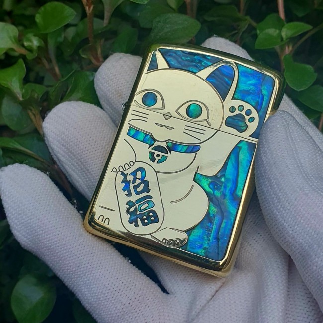 Bật Lửa Zippo Khảm Xà Cừ Mèo Thần Tài ( Zippo Armor Vỏ Dày Đời 22 ) - Có Hộp - Tem Đỏ