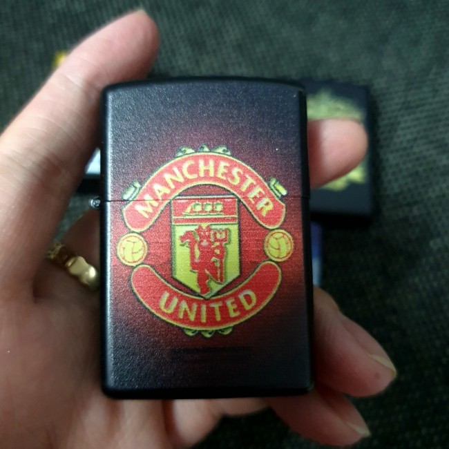 Bật Lửa Zippo Sơn Tĩnh Điện Đội Bóng ( Xài Xăng ) Hộp Quẹt Xăng Đá Độc Lạ