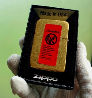 Bật Lửa Zippo Vàng Cổ Góc Bo Tròn Ruột Tráng Men Màu Đen Đáy Dập Đời 3 Gạch Xéo 1977