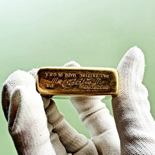 Bật Lửa Zippo Vàng Cổ Góc Bo Tròn Ruột Tráng Men Màu Đen Đáy Dập Đời 3 Gạch Xéo 1977
