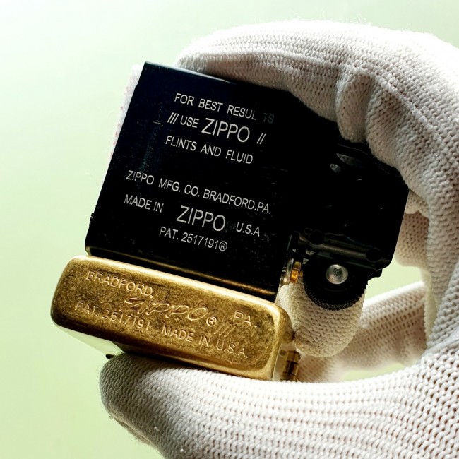 Bật Lửa Zippo Vàng Cổ Góc Bo Tròn Ruột Tráng Men Màu Đen Đáy Dập Đời 3 Gạch Xéo 1977
