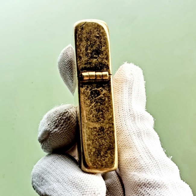 Bật Lửa Zippo Vàng Cổ Góc Bo Tròn Ruột Tráng Men Màu Đen Đáy Dập Đời 3 Gạch Xéo 1977