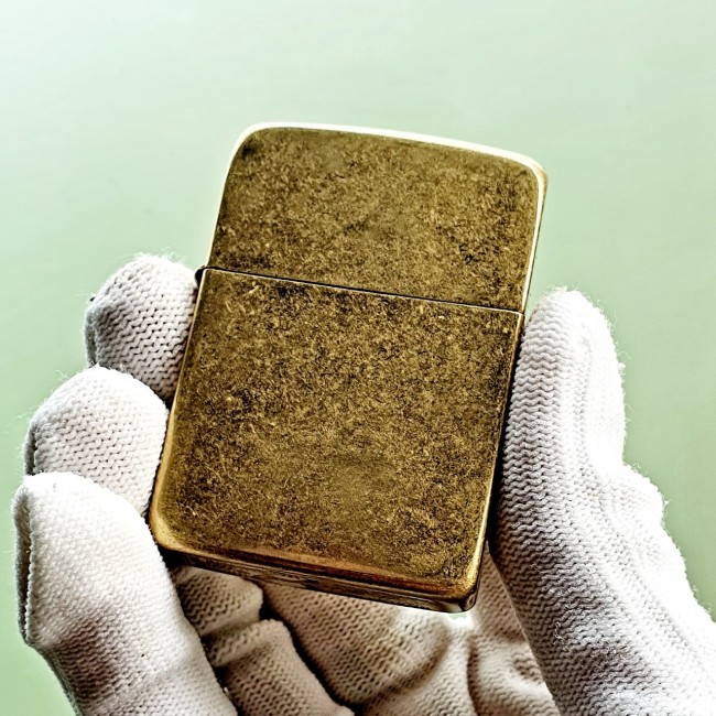 Bật Lửa Zippo Vàng Cổ Góc Bo Tròn Ruột Tráng Men Màu Đen Đáy Dập Đời 3 Gạch Xéo 1977