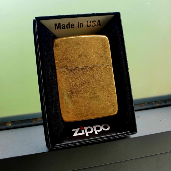 Bật Lửa Zippo Vàng Cổ Góc Bo Tròn Ruột Tráng Men Màu Đen Đáy Dập Đời 3 Gạch Xéo 1977