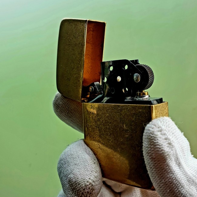 Bật Lửa Zippo Vàng Cổ Góc Bo Tròn Ruột Tráng Men Màu Đen Đáy Dập Đời 3 Gạch Xéo 1977