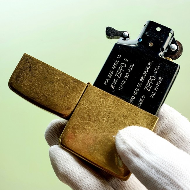 Bật Lửa Zippo Vàng Cổ Góc Bo Tròn Ruột Tráng Men Màu Đen Đáy Dập Đời 3 Gạch Xéo 1977