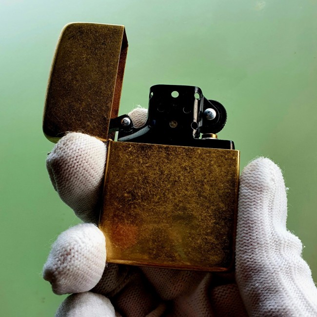 Bật Lửa Zippo Vàng Cổ Góc Bo Tròn Ruột Tráng Men Màu Đen Đáy Dập Đời 3 Gạch Xéo 1977
