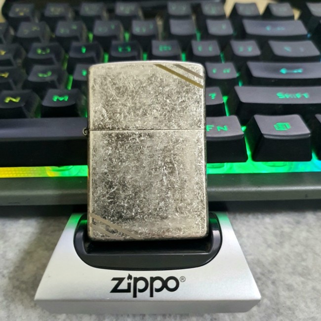 Bật Lửa Zippo Bạc Giả Cổ Chặt Góc Xéo Đời La Mã H-IV ( Có Tem Đỏ ) KÈM HỘP Tặng Kèm Xăng Mini + Đá L