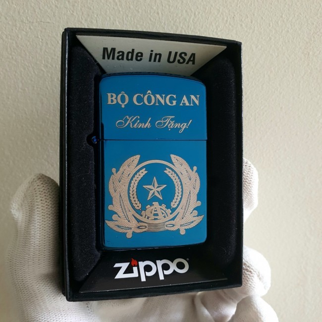 Bật Lửa Zippo Mạ Chrome Bộ Công - An Màu Xanh Đời La Mã E2000-XVI ( Có Hộp )