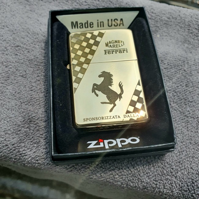 Bật Lửa Zippo Mỹ Đồng Ferrari Đáy Lõm Đời E-XVI ( Ruột Vàng , Có Tem Đỏ , Fullbox)