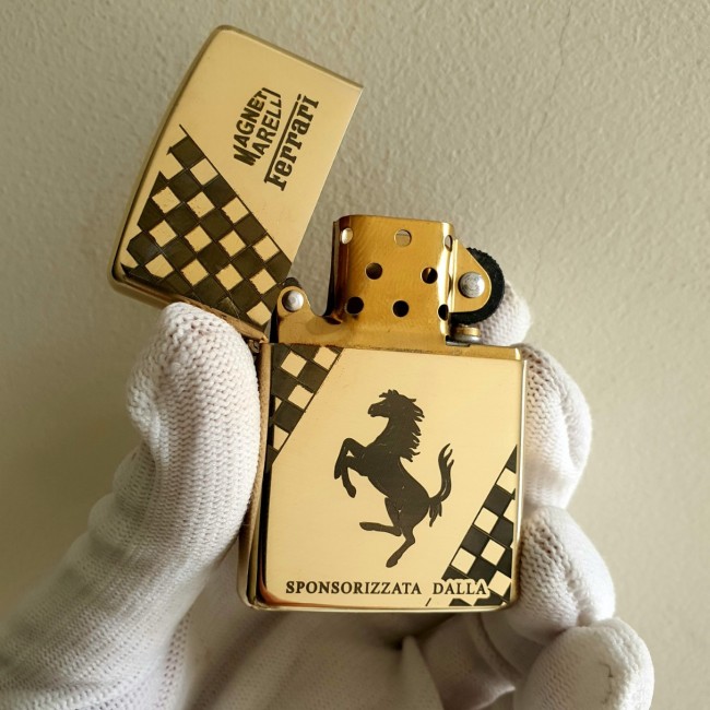 Bật Lửa Zippo Mỹ Đồng Ferrari Đáy Lõm Đời E-XVI ( Ruột Vàng , Có Tem Đỏ , Fullbox)