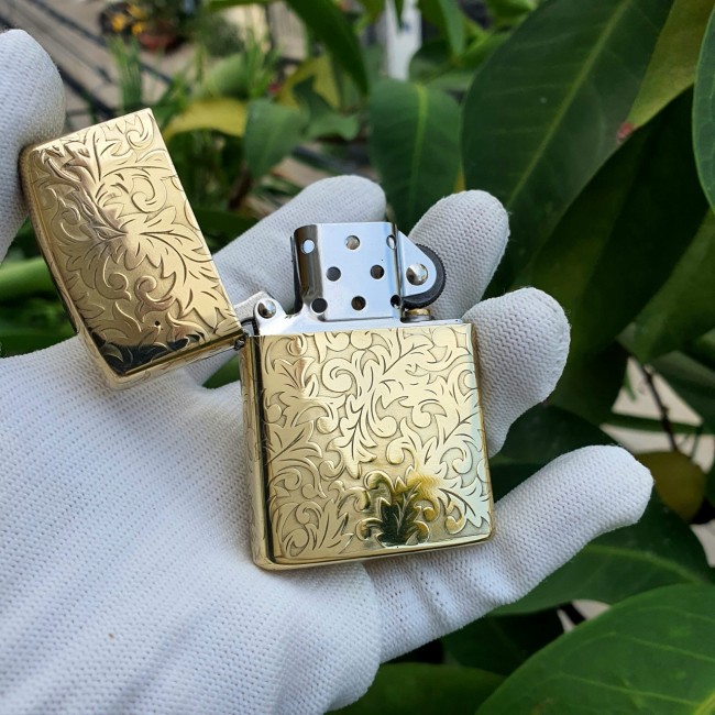 Bật Lửa Zippo Zorro Khắc 5 Mặt Hoa Văn Vàng Đồng (Có Hộp )