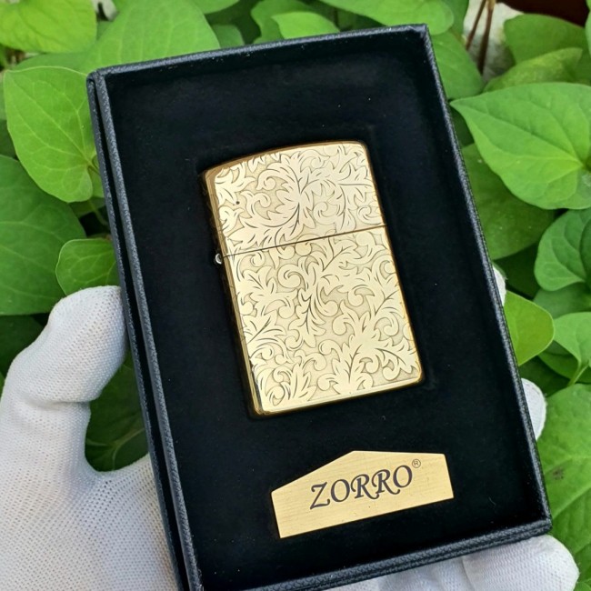 Bật Lửa Zippo Zorro Khắc 5 Mặt Hoa Văn Vàng Đồng (Có Hộp )