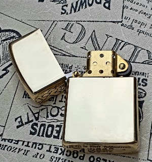 Bật Lửa Zippo Đồng Nguyên Khối Vàng Trơn Bóng Mộc Đáy Ngược Đời La Mã XIII - Có Hộp