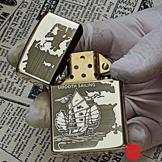 Bật Lửa Zippo Thuận Buồm Xuôi Gió Mộc Đáy Ngược Đời La Mã XIII - Có Hộp