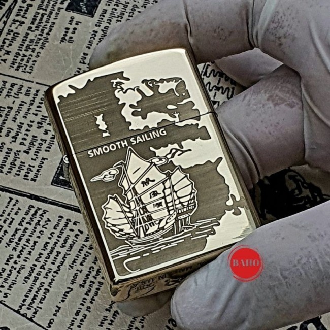 Bật Lửa Zippo Thuận Buồm Xuôi Gió Mộc Đáy Ngược Đời La Mã XIII - Có Hộp