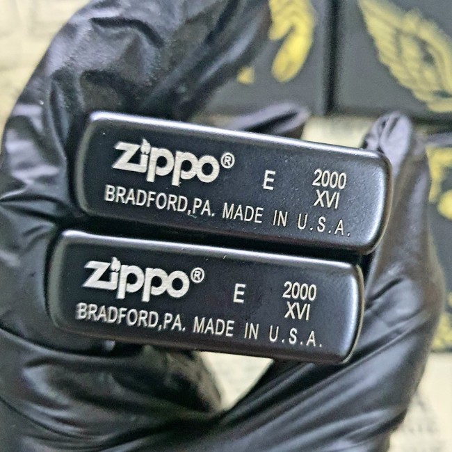 Bật Lửa Hột Quẹt Zippo Đen Họa Tiết Vàng Nhiều Hình Đời La Mã E2000 - Có Tem Đỏ ( Giao Ngẫu Nhiên - 