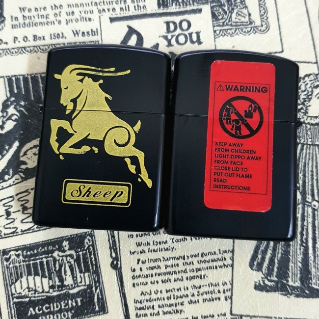 Bật Lửa Hột Quẹt Zippo Đen Họa Tiết Vàng Nhiều Hình Đời La Mã E2000 - Có Tem Đỏ ( Giao Ngẫu Nhiên - 