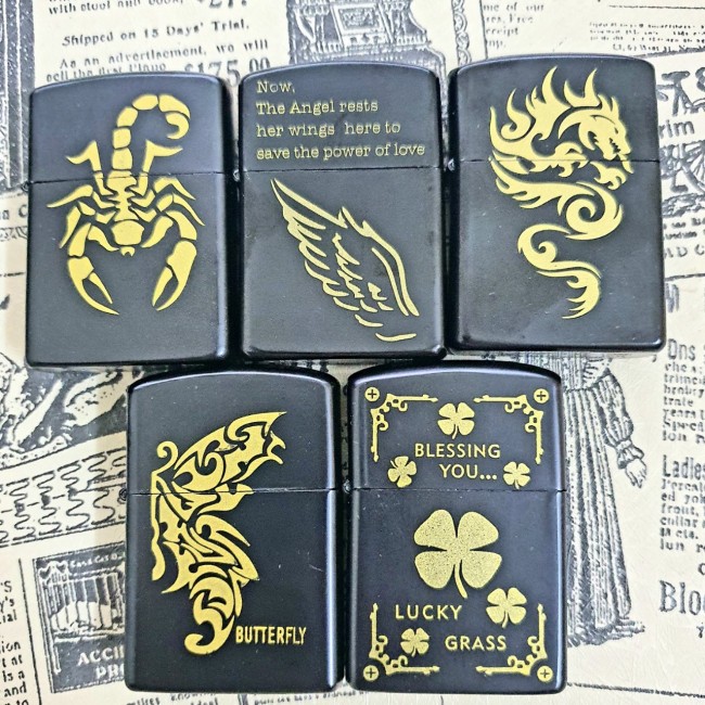 Bật Lửa Hột Quẹt Zippo Đen Họa Tiết Vàng Nhiều Hình Đời La Mã E2000 - Có Tem Đỏ ( Giao Ngẫu Nhiên - 