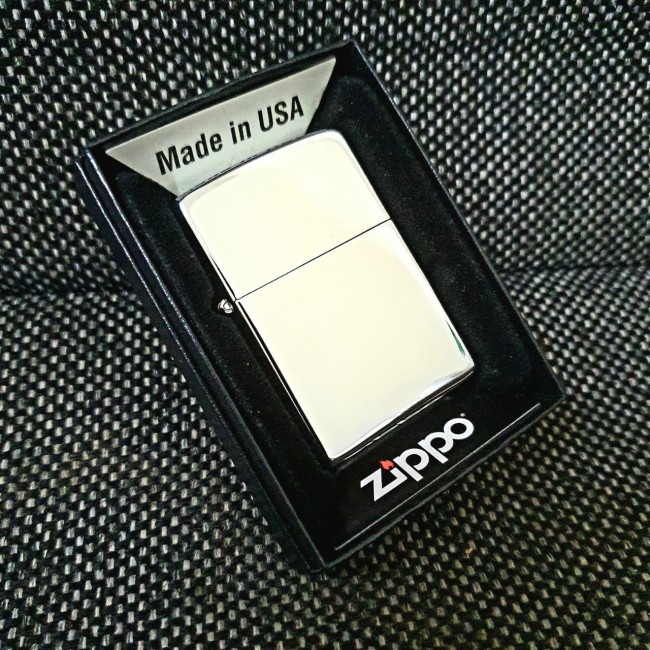 Bật Lửa Zippo Bạc Bóng Mộc Đáy Chữ Ngược Gạch Xéo Năm 1977 - Có Hộp - Tem Đỏ